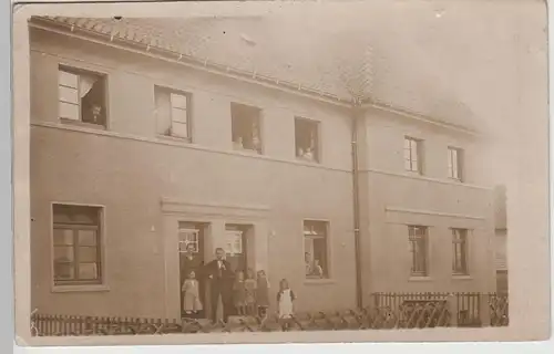 (82987) orig. Foto Personen vor Wohngebäude, Clemensstraße 21, vor 1945