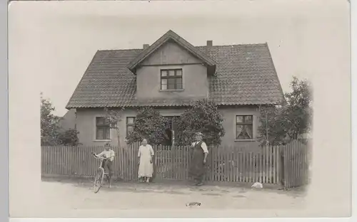 (82985) orig. Foto Personen vor Wohngebäude, vor 1945