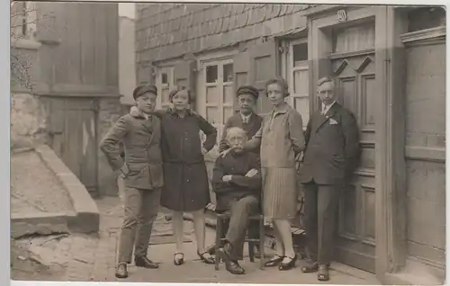 (82967) orig. Foto Personen im Haushof, Eingang 20, 1920er