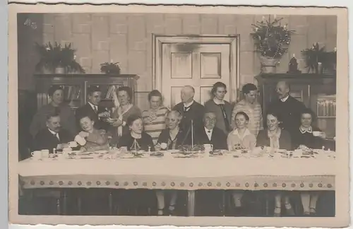 (81366) orig. Foto Personen an einer langen Kaffee-Tafel, Weihnachten vor 1945