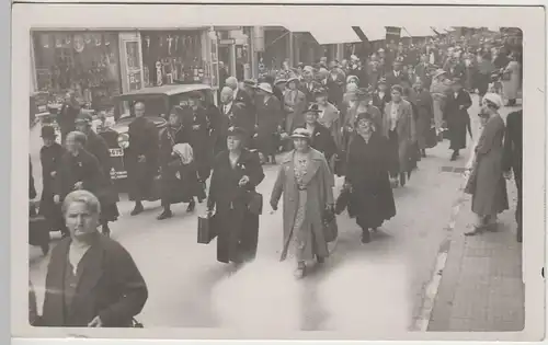 (81364) orig. Foto Personen auf Ladenstraße, Pilgerer?, vor 1945
