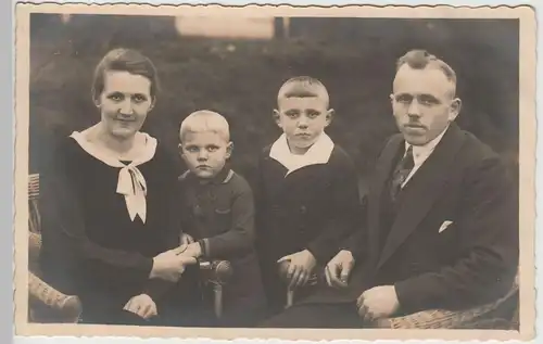 (81033) orig. Foto Familienfoto, Paar mit zwei Jungen, vor 1945