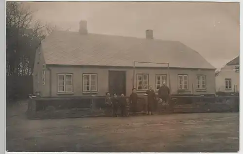 (81027) orig. Foto Paar und Kinder vor Wohnhaus, vor 1945