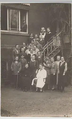 (75761) orig. Foto Personengruppe a.e. Außentreppe, vor 1945
