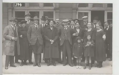 (73898) orig. Foto Gruppe mit Getränkegläsern vor Gebäude 1921