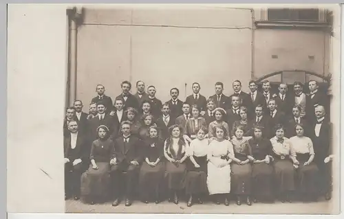 (73890) orig. Foto Gruppenbild, junge Leute vor Gebäude, vor 1945