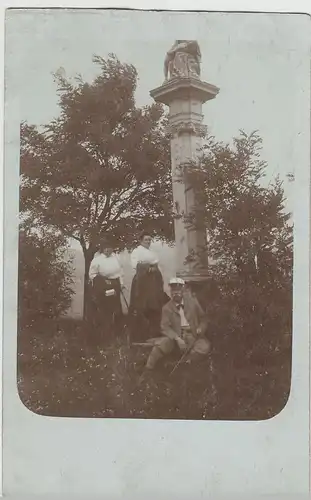 (73259) orig. Foto Personen an einer Säule, vor 1945