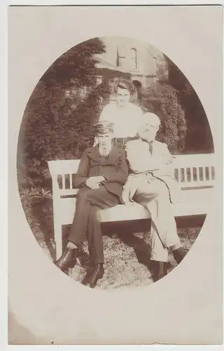 (73254) orig. Foto Personen sitzen auf einer Bank, vor 1945