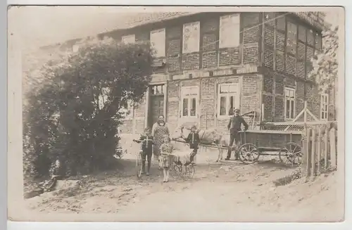 (72210) Foto AK Personen vor einem unbek. Fachwerk-Ziegel-Haus vor 1920
