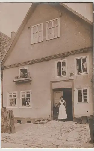 (68933) Foto AK Personen vor einem Wohnhaus, vor 1945