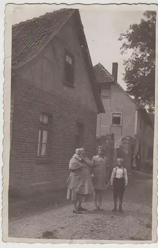 (70982) Foto AK Personen vor einem Bauernhaus, vor 1920