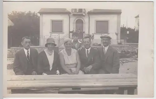 (59711) Foto AK Personen mit Kind auf Bank vor Wohnhaus, 1920er