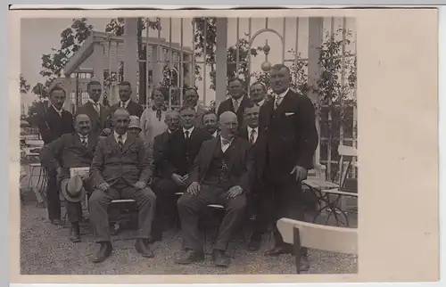 (59710) Foto AK Personen sitzen im Biergarten 1920er