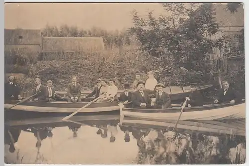 (58622) orig. Foto Personen sitzen in Booten, Bootsfahrt, vor 1945