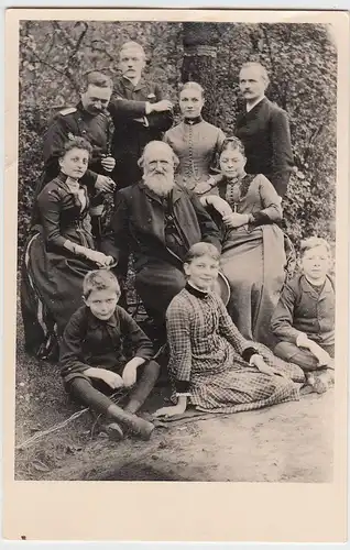 (55503) orig. Foto Gruppenbild im Grünen um alten Herr, bis 1918