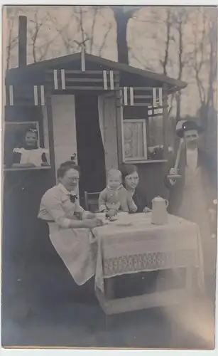 (55502) orig. Foto Familie am Gartenhäuschen, Vater mit Spaten, vor 1945
