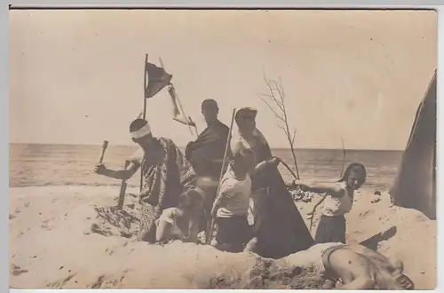 (54876) orig. Foto Sylt 1923, Personen albern am Strand herum