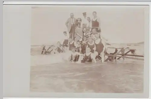 (52204) Foto AK Gruppe Badegäste im Wasser, Erinnerungsfoto, vor 1945
