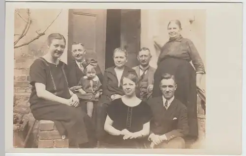 (52203) Foto AK Personengruppe vor Hauseingang, vor 1945