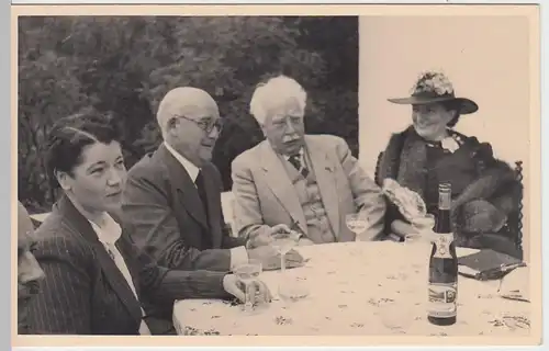 (52197) Foto AK Personen am Tisch bei einem Gläschen, vor 1945