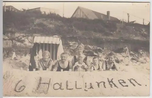(52183) Foto AK Personen im Strandkorb, Sandkunst "6 Hallunken", vor 1945