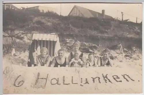 (52182) Foto AK Personen im Strandkorb, Sandkunst "6 Hallunken", vor 1945