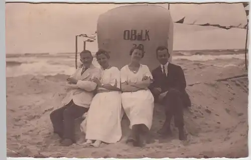 (52181) Foto AK Personen am Strandkorb "O. Bölk", Nordsee, Ostsee, vor 1945