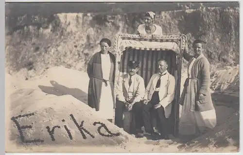 (52179) Foto AK Personen im Strandkorb, Sandkunst "Erika", vor 1945