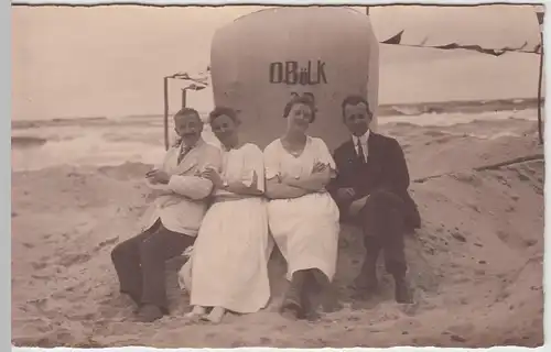 (52180) Foto AK Personen am Strandkorb "O. Bölk", Nordsee, Ostsee, vor 1945