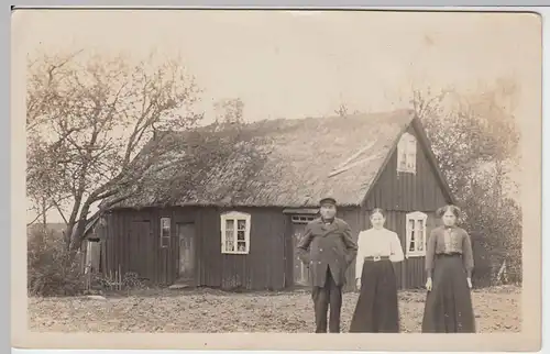(50465) orig. Foto Personen vor reetgedecktes Holzhaus, vor 1945