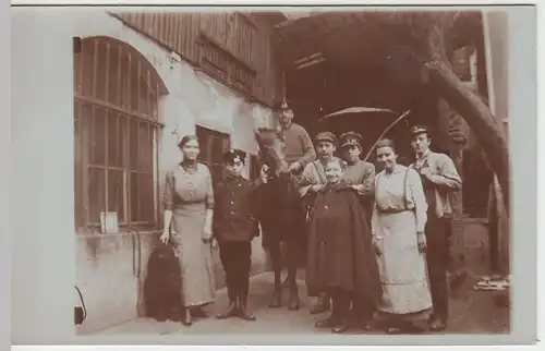 (48423) orig. Foto Menschengruppe vor Haus, Pferd, Hund u. Wagen, vor 1945