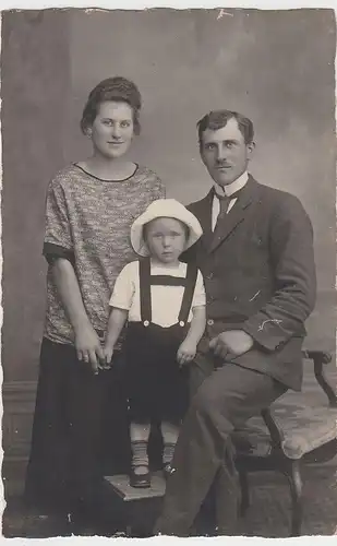 (46334) orig. Foto Kabinettfoto, Familie mit Sohn, Fotograf Stade, vor 1945