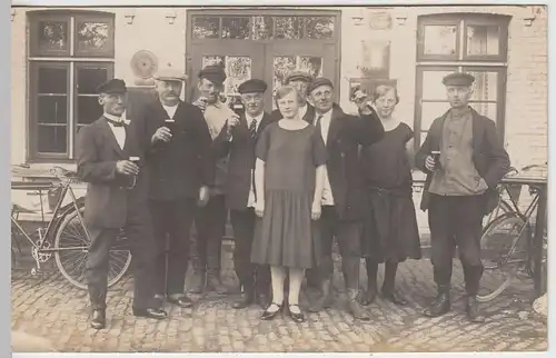 (46321) Foto AK Personengruppe m. Bierglas v. Gastwirtschaft, vor 1945
