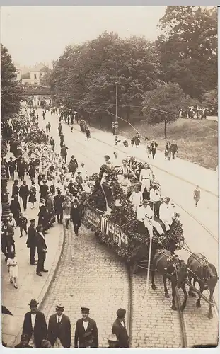 (45789) Foto AK festlicher Umzug in Stadt, viele Kinder, vor 1945