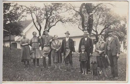 (44843) Foto AK Personen m. Kind u. Hund vor Gebäude, vor 1945