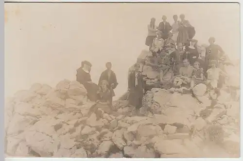 (38454) orig. Foto Wandergruppe mit Nonnen auf Felsen, vor 1945