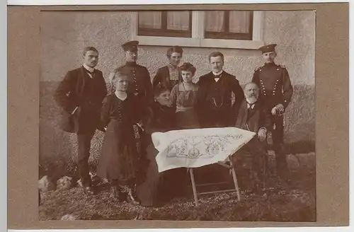 (35820) Foto AK Personengruppe vor Gebäude am 1. Januar 1913