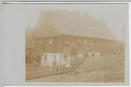 (29946) Foto AK Personen vor einem Wohnhaus um 1910