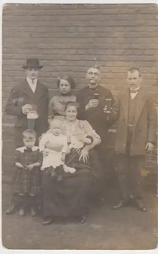 (29808) orig. Foto Personengruppe mit Getränken vor Mauer, vor 1945