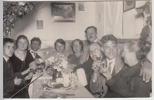 (29060) orig. Foto feiernde Gesellschaft mit Violinist, Kuchen und Likör