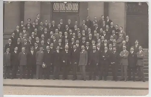 (29054) Foto AK große Personengruppe, Männer vor einem Gebäude 1920/30er