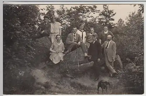 (28803) orig. Foto Gruppenbild auf Felsen, Damen, Herren, kl. Hund, vor 1945