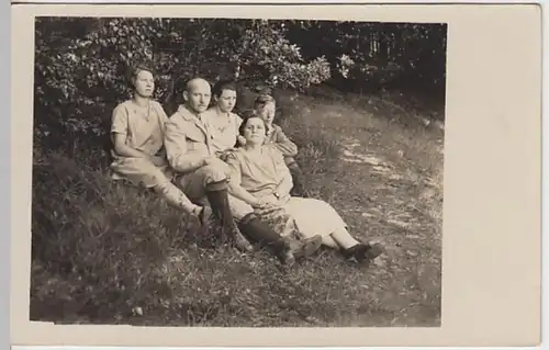 (28305) Foto AK Personen sitzen im Gras 1920er