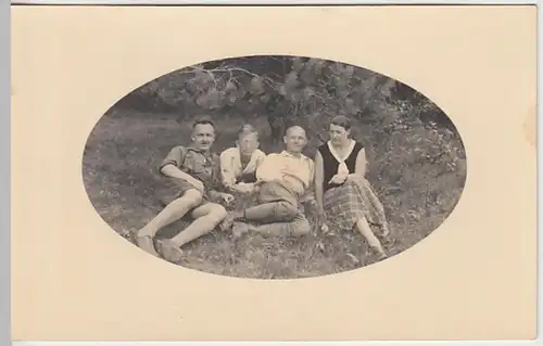 (28304) Foto AK Personen liegen im Gras 1920er