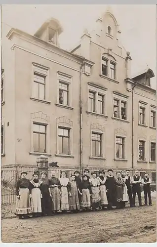 (22714) Orig. Foto Personen vor Wohnhaus i. Straße 55d, 1910/20er