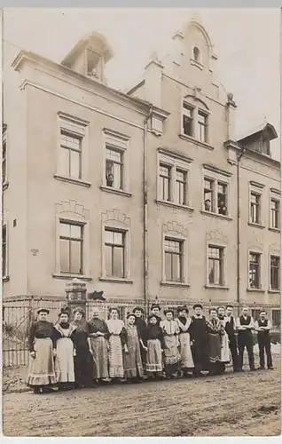 (22714) Foto AK Personen vor einem Wohnhaus 1910/20er