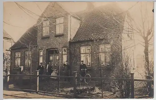 (22690) Foto AK Familie vor Backsteinhaus, Herren mit Fahrrädern, vor 1945