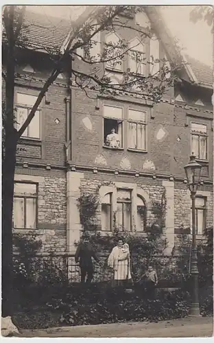 (19871) Foto AK Familie vor Mehrfamilienhaus, Ort unbek., vor 1945