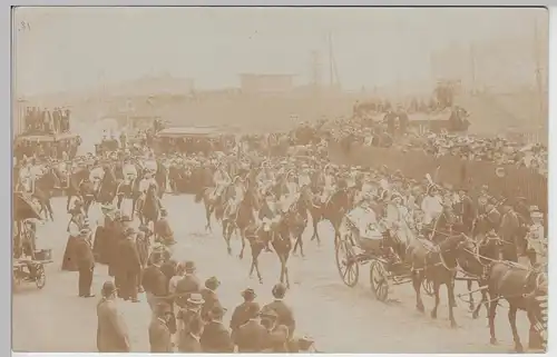 (112149) Foto AK Menschenmenge, Kutsche, Berittene in Uniform, bis um 1905