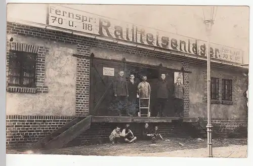 (110517) Foto AK Raiffeisenlager, Personen auf Verladerampe, 1910er